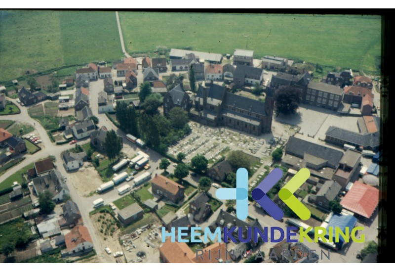 Luchtfoto Oud Lobith rk Kerk met begraafplaats -walhof- dorpsdijk- zwartesluis Coll. G.B. Janssen